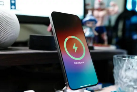 明山苹果15换屏服务分享用什么充电器给iPhone15充电更好 